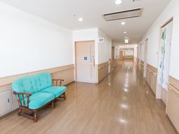 明るい廊下と青いソファ