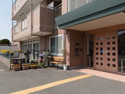 エントランスと花壇の目前