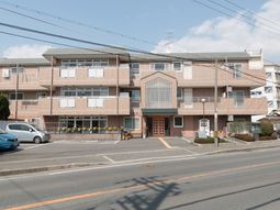 明るい日差しの建物外観