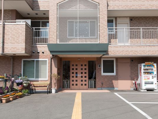 建物の明るいエントランス