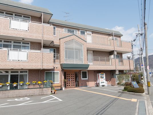 明るい外観の建物エントランス