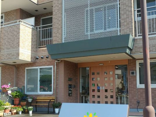 建物正面の入口外観  