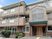 三階建ての施設外観  