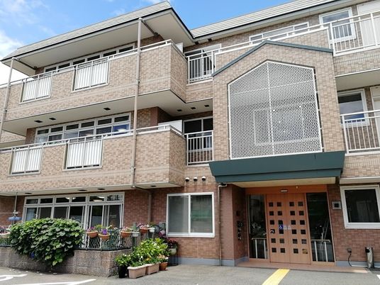 三階建ての施設外観  