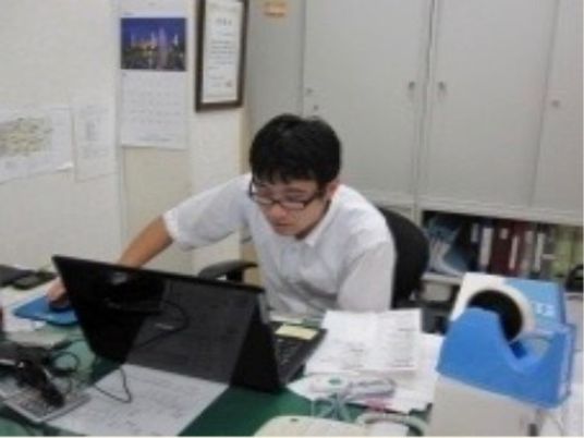 男性がパソコン作業をするオフィス