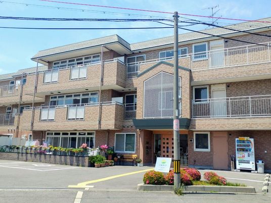 明るい外観の建物  