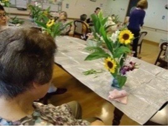 花飾り付きのダイニングテーブル