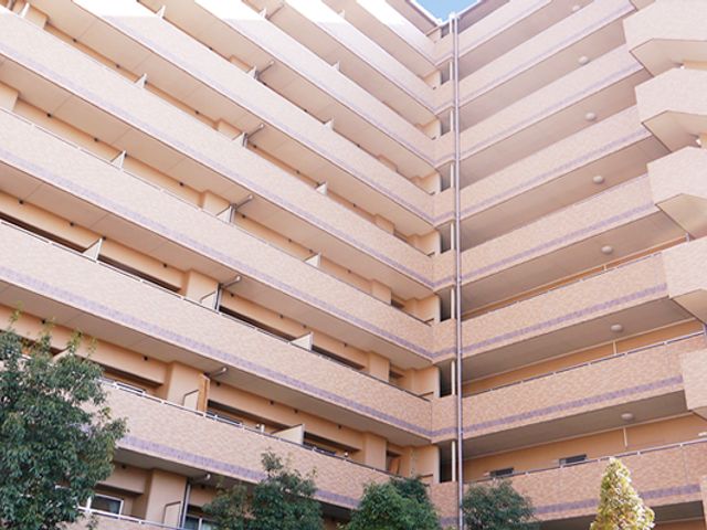 開放的な施設外観 外観 明るく開放的な施設の建物です。複数階の設計で、多くの利用者を受け入れ可能です。