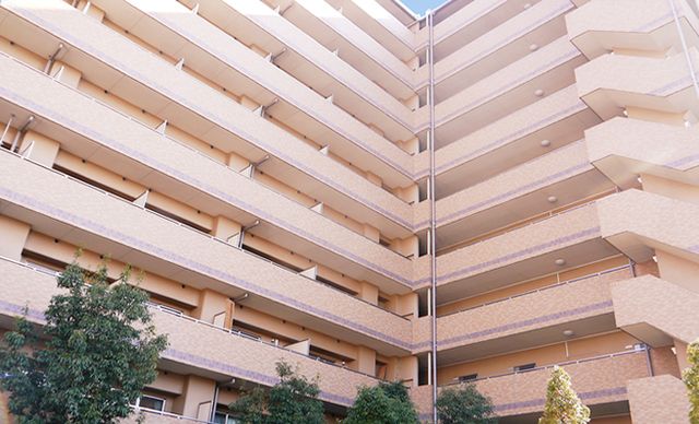開放的な施設外観 外観 明るく開放的な施設の建物です。複数階の設計で、多くの利用者を受け入れ可能です。