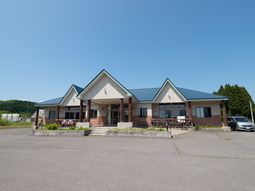 穏やかな外観の建物