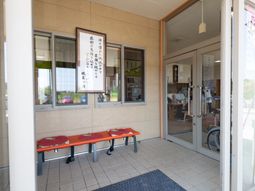 明るいエントランスの様子