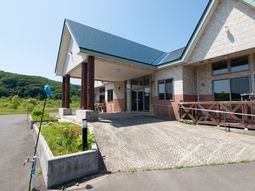 施設正面玄関の外観