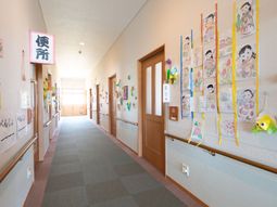 廊下に飾られた手作り装飾