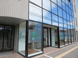 大きな窓のある外観