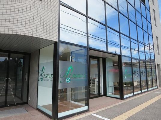 大きな窓のある外観