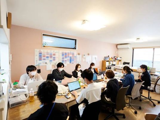 会議する職員の休憩室  