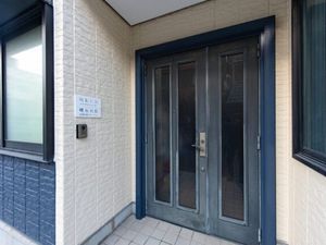 施設の入口ドア  