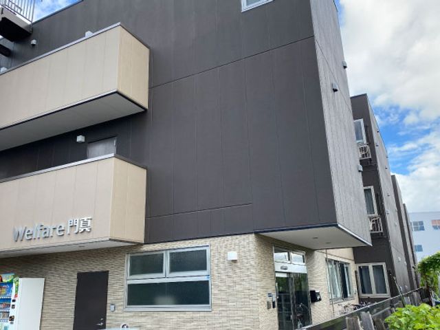 複数階建ての外観 外観 緑に囲まれた現代的な建物です。天空の青さが気持ち良い空間を演出しています。