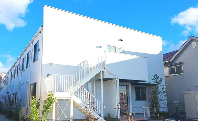 白い外壁の建物