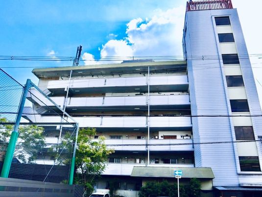 多階層の建物外観