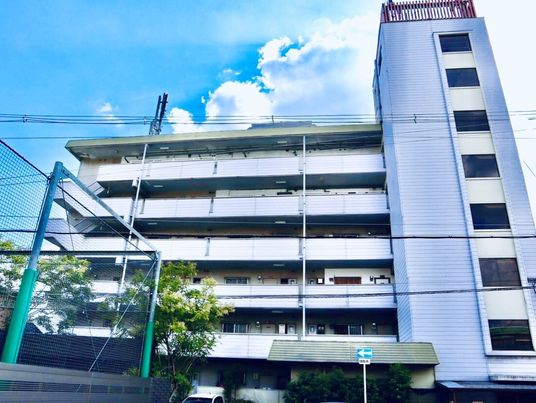 多階層の建物外観