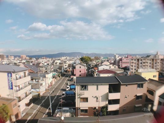 街の景色を望む窓辺