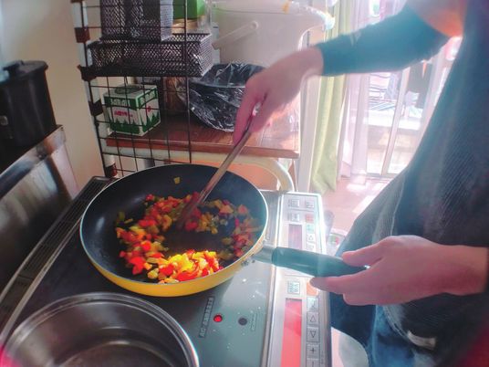 料理をする人の手元