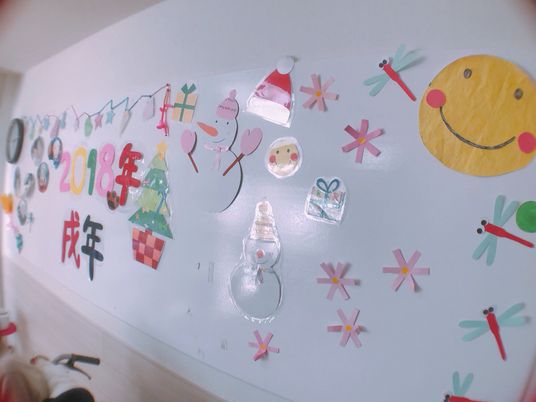 壁面飾りのある廊下