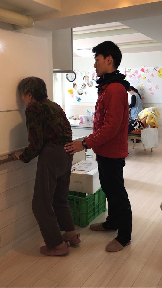 歩行支援のスタッフと利用者