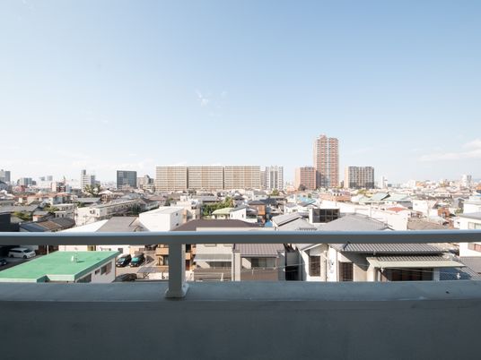 都市の景色とテラス