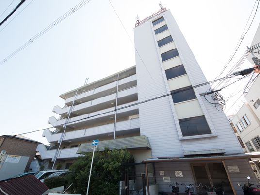 白壁の多階建て建物