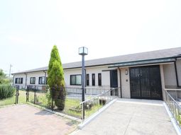 明るい外観の施設入口