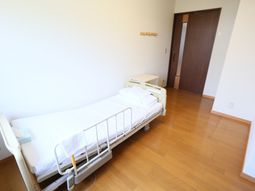清潔な個室のベッドと扉
