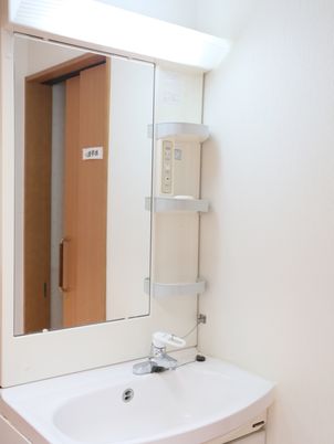 洗面台が備え付けられた空間