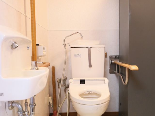 手すり付き洗面台 トイレ 手すりが設置された洗面スペースで、安全に快適なケアを支援します。利用者の日々の生活に考慮した設備が整っております。