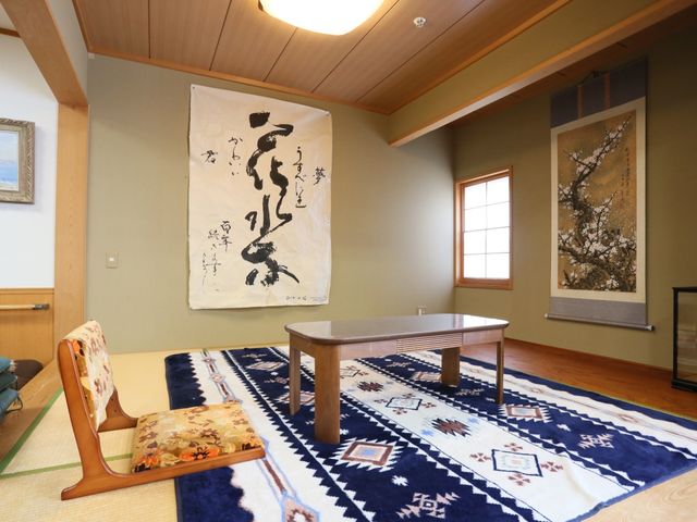 和室の居心地の良い空間 和室 落ち着いた色合いの和室です。心安らぐ大きな掛け軸が印象的で、ゆったりとした時間を過ごせそうです。