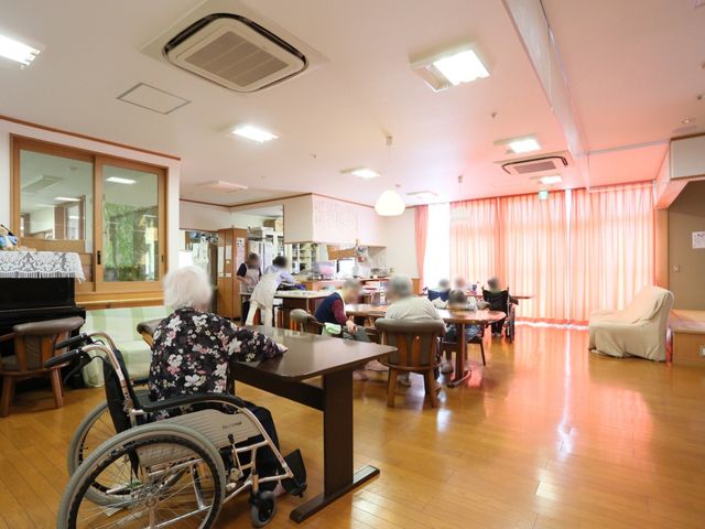居心地の良い食堂 共有スペース 広々とした明るい食堂は、共有スペースとして利用者が集い交流を深める場所です。ゆとりある配置のテーブルでは、心地よい食事の時間を過ごせます。