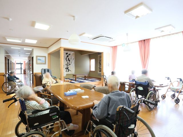 共有スペースでの憩い時間 談話スペース ゆったりとした時間が流れる共用ラウンジです。お一人お一人の余暇を大切にする温もりのある空間となっています。