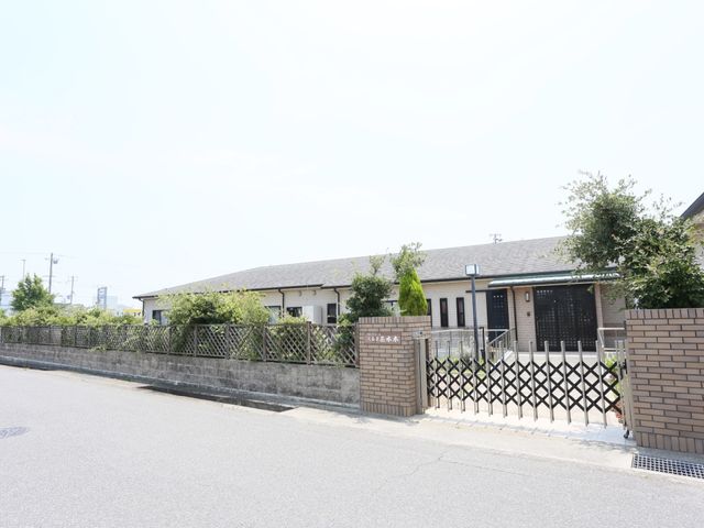 静かな外観の建物 外観 緑豊かな門扉の向こうには、穏やかな雰囲気を醸し出す一軒家風の建物があります。周囲の環境も静かで、心安らぐ職場をお探しの方に最適です。