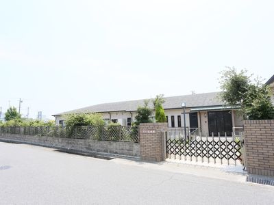 静かな外観の建物