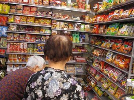 商品棚の前の二人