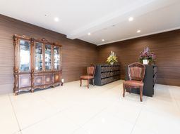 上品な壁と家具のロビー