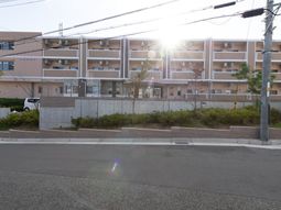 明るい日差しの建物外観