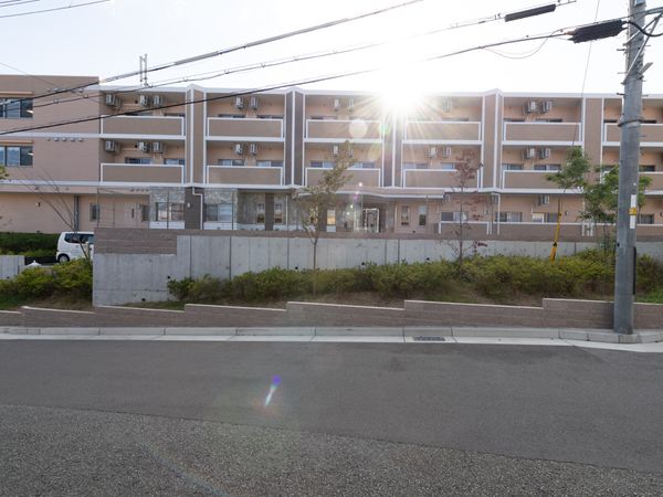 明るい日差しの建物外観