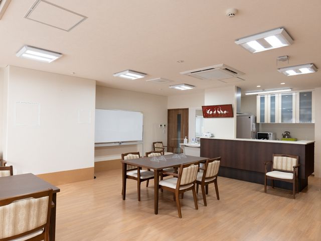 清潔感のある共有ダイニング リビング ゆったりとしたダイニングで、食事もおしゃべりも存分に楽しめる空間です。高い天井と明るい照明が開放感を演出しています。