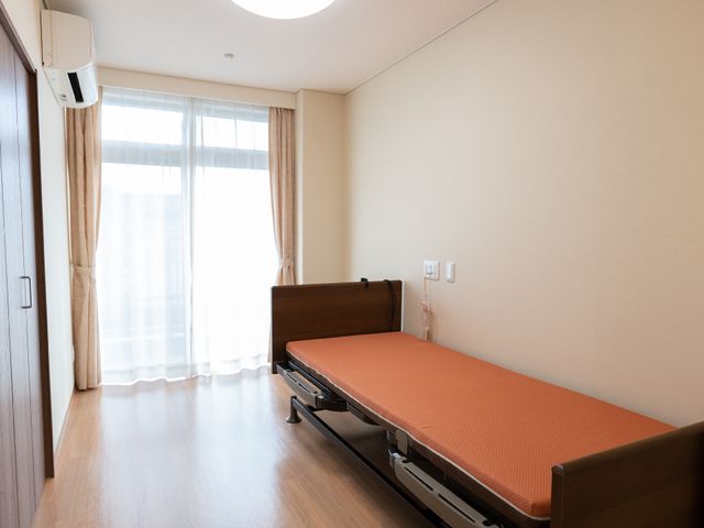 居心地の良い居室 居室 ゆったりとしたベッドが設置され、明るい日差しが差し込む、落ち着いた雰囲気の個室です。プライバシーを守りつつ、快適な休息が取れる空間をご提供しています。