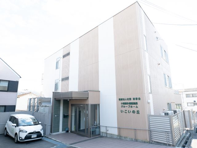 清潔感のある建物の外観 外観 ゆったりとした空間の入口が迎える建物です。シンプルで清潔感のある設計が、新しい職場環境を予感させます。