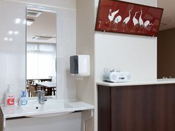 清潔な洗面所とアート