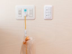 呼出機とスイッチの壁面