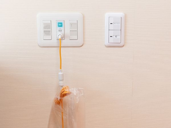 呼出機とスイッチの壁面